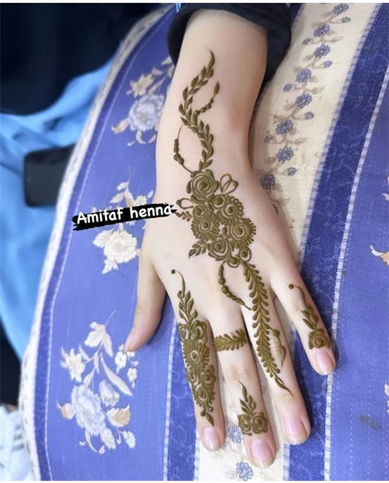 Exquisite Outline Placement On Finger Mehndi Design